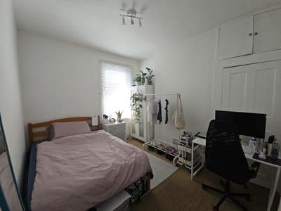 Stunning double room 1min walk Totting Bec station Main Photo