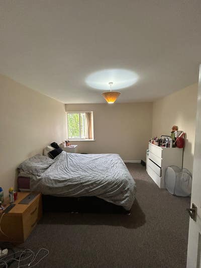 Spacious room Main Photo