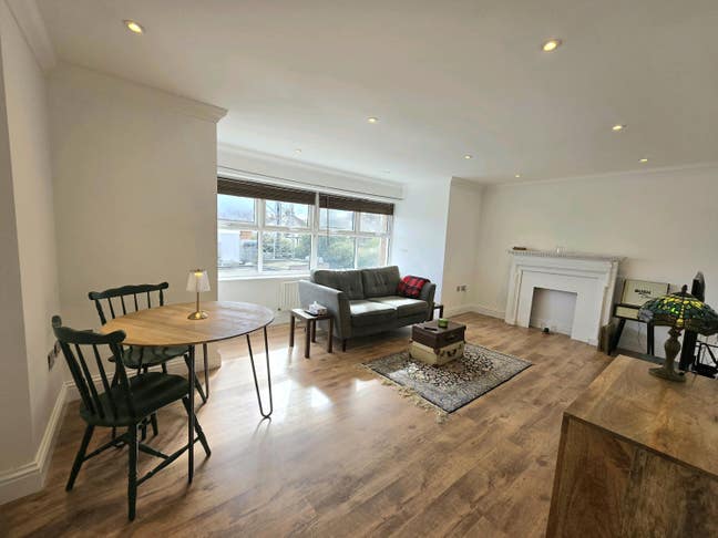 2 bedroom , 2 bathroom, close to High Barnet stn Main Photo
