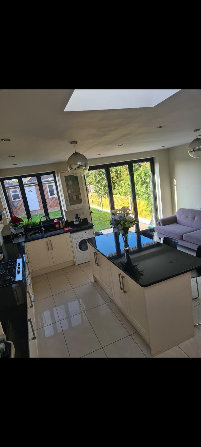 *** Double big bedroom close Queen's *** Main Photo