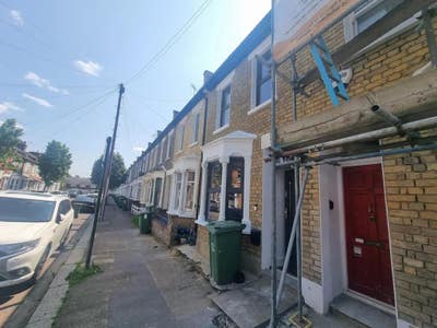 Newley modernised 3 bedroom terraced house Main Photo
