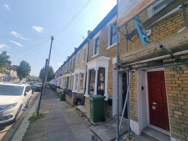 Newley modernised 3 bedroom terraced house Main Photo