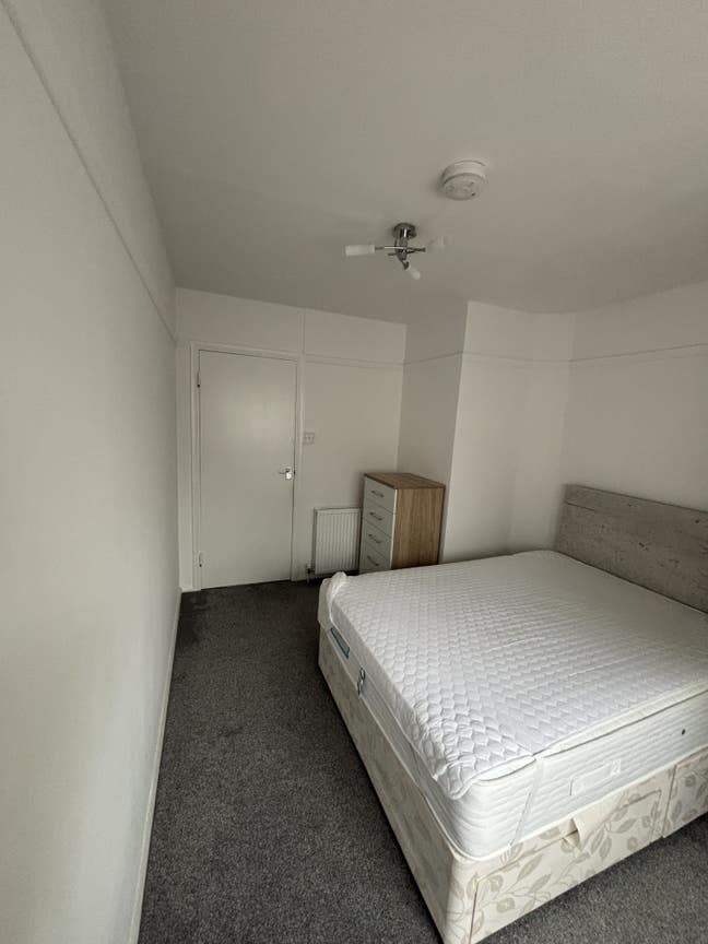 Double room in tidy 2 bed flat Main Photo
