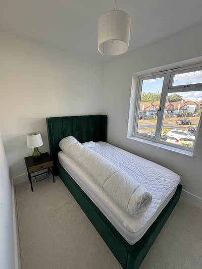 1 Luxurious Double Bedroom, recently renovated!! Main Photo