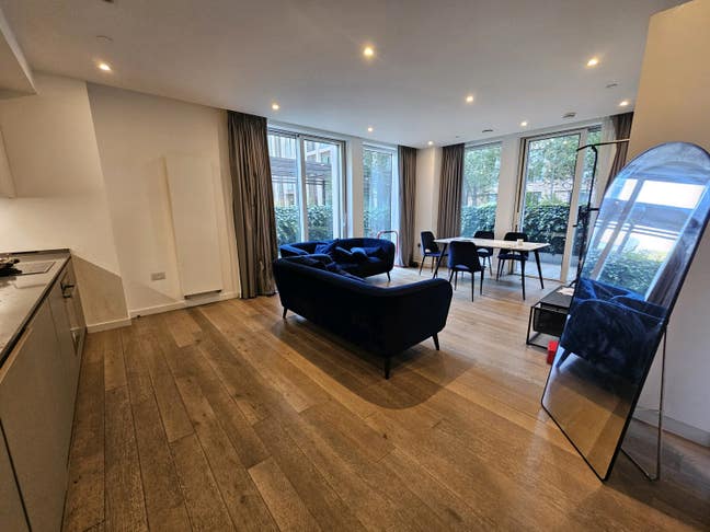 Double Room Available in Modern 4-Bed Flat  Main Photo