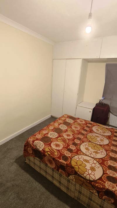 A big double room available for rent in wv10 .  Main Photo