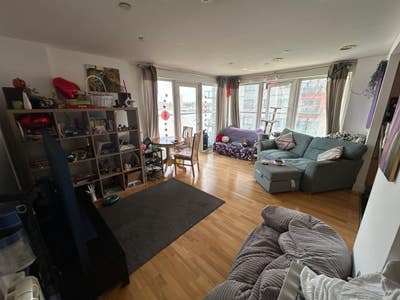 Room in cute 2 bed with a relaxed, social babe!!!! Main Photo