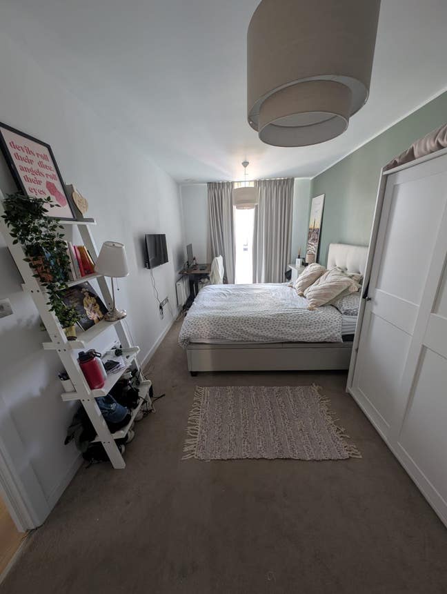 Female flatmate for April/May in lovely 2 bed Main Photo