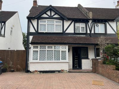 Spacious Bright Double Room to rent in House Share Main Photo