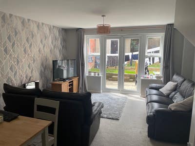 Large double room with bills included  Main Photo