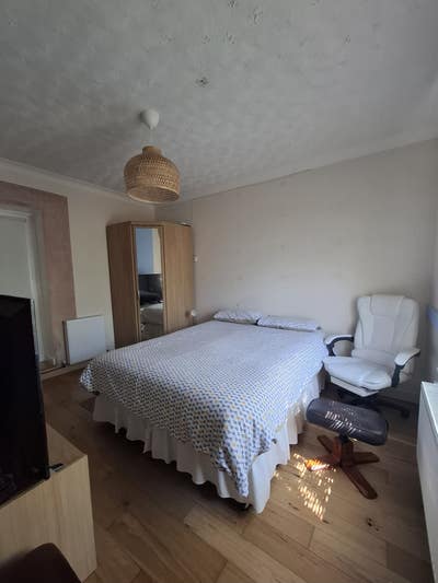 En-suite double bedroom  Main Photo