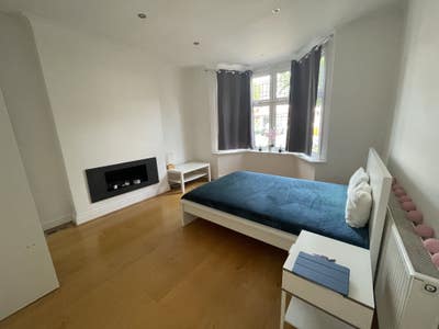 Double room  in Raynes Park-House Share Main Photo