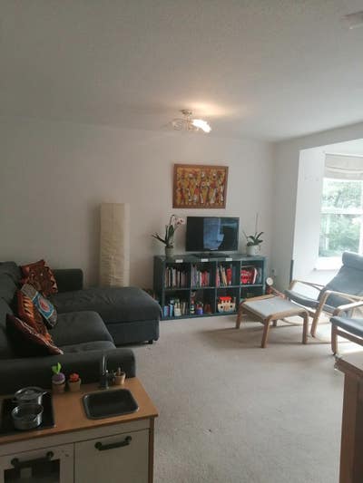 Sunny room in a spacious 2-bedroom flat Main Photo