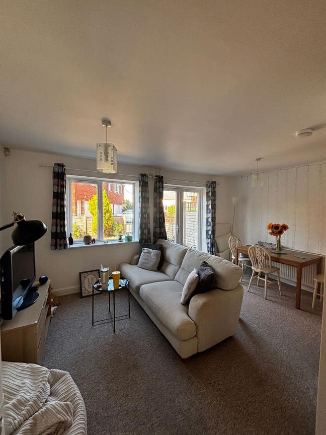 One lovely room available in shared home Main Photo