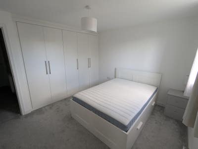 Spacious double bedroom w/ en suite, all bills inc Main Photo