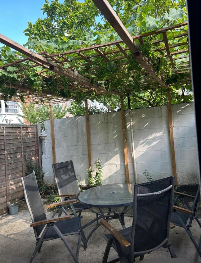  Double Bedroom in a big shared flat with Garden  Main Photo