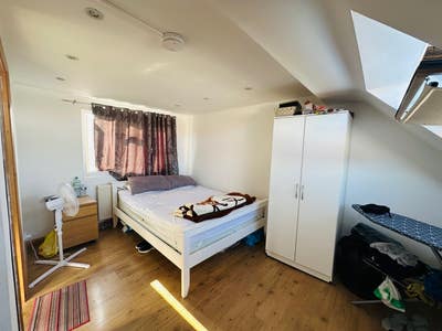 One En-Suite King Size Bed Room in RM9 Main Photo