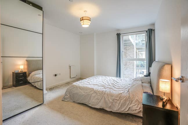 Double bedroom with en-suite - fully furnished Main Photo