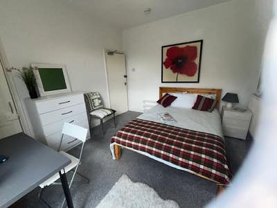 Spacious, safe & comfy room in professional house  Main Photo