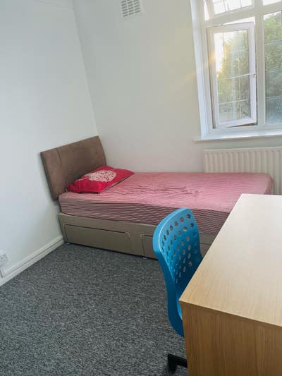 A double bedroom available in a 3 bedroom mais Main Photo