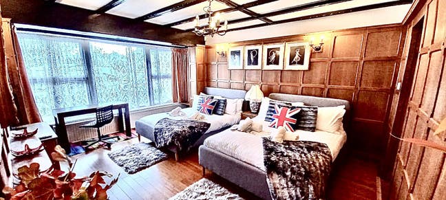 Large Room in luxurious House  Main Photo