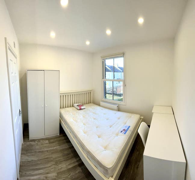 Cosy high-end ensuite in Fulham Main Photo