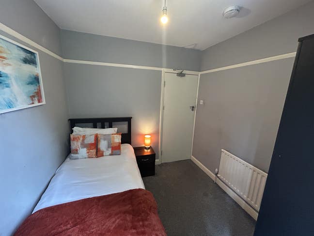 Single Room in a Professional Hse Share Main Photo