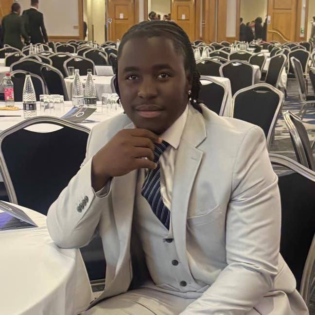 Hello im a 22 yesrs old  working full time in... Main Photo