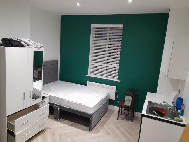 Excellent Price - Hanger Lane - En Suite Main Photo