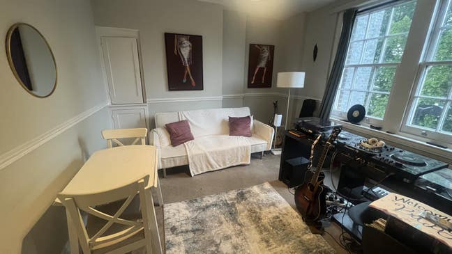 Room for rent in perfect central location Main Photo