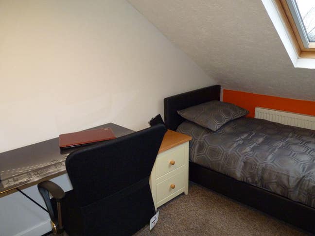 Attic Retreat for Pros: Cozy Room in 7-Bed Home! Main Photo