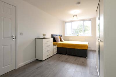 NEW Modern Studio -all bills inc, parking Main Photo