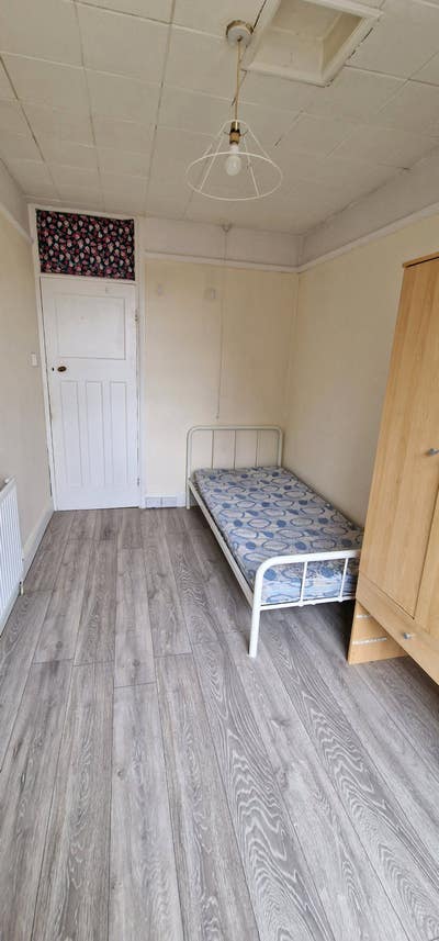 Clean room to let near town centre  Main Photo