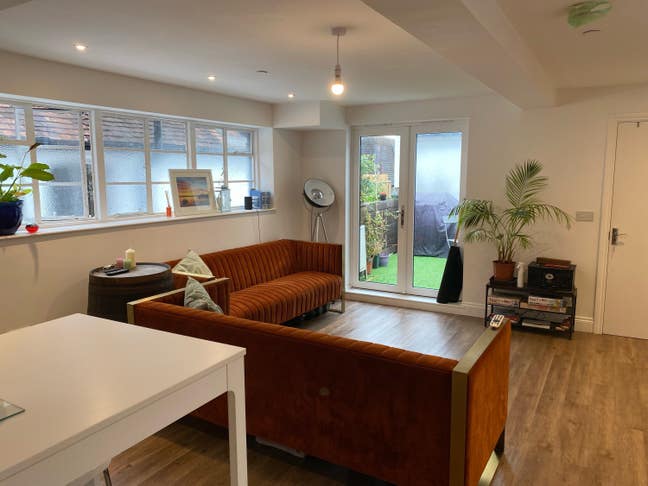 Large 2 bedroom Property in the heart of Farnham!! Main Photo