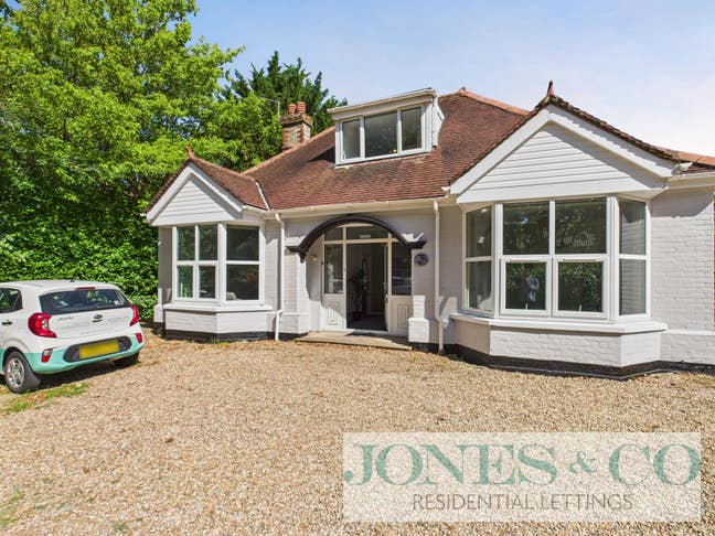 Spacious 5-Bedroom Home – Newly Refurbished Main Photo