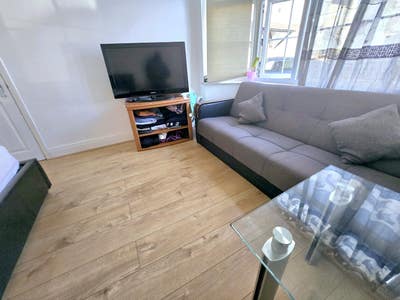 3 Bedroom House *Garden *Parking *Reception- RM13 Main Photo