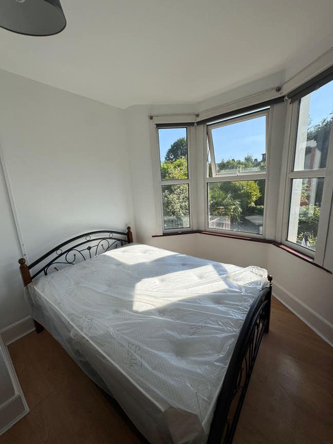 Spacious Studio Flat - Available for Couples Main Photo