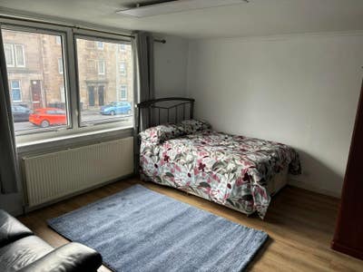 One double bedroom with shade kitchen/bathroom Main Photo
