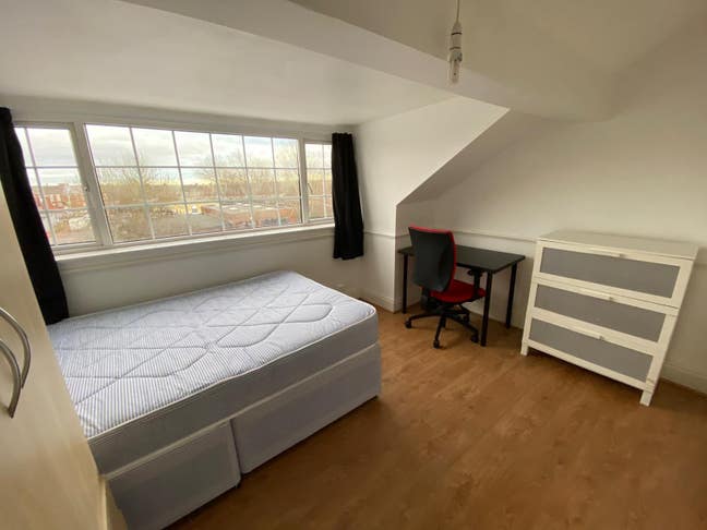 Bright Room in Stylish House-Share Main Photo