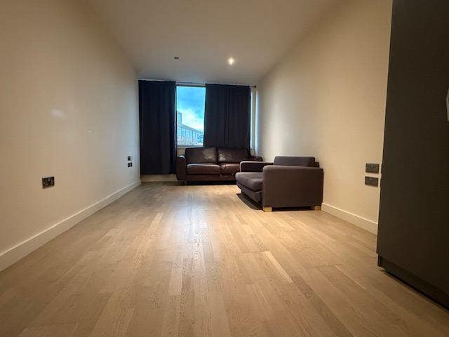 New Modern One Bedroom Apartment, Close to Leather Main Photo