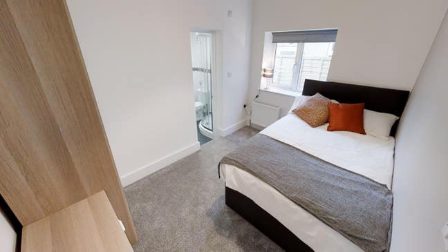  Double Ensuite - Easy access to M32  Main Photo