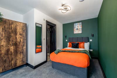 "Spacious Studio Apartment Opposite George Eliot" Main Photo