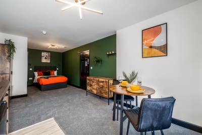 "Spacious Studio Apartment Opposite George Eliot" Main Photo