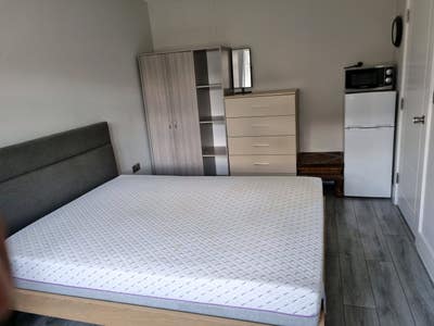 Large furnished double room for a single occupant Main Photo