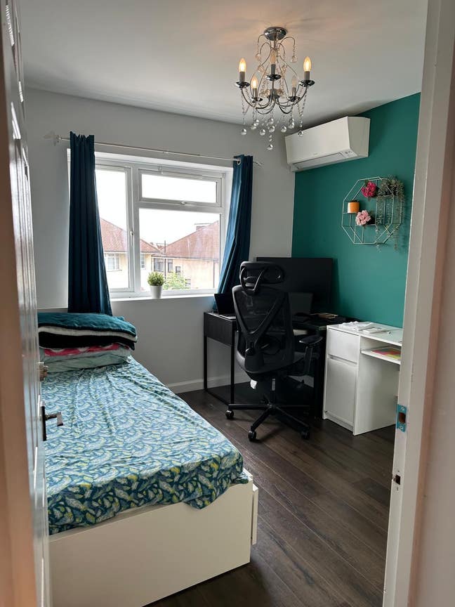 Furnished double room with AC in IG6 Main Photo