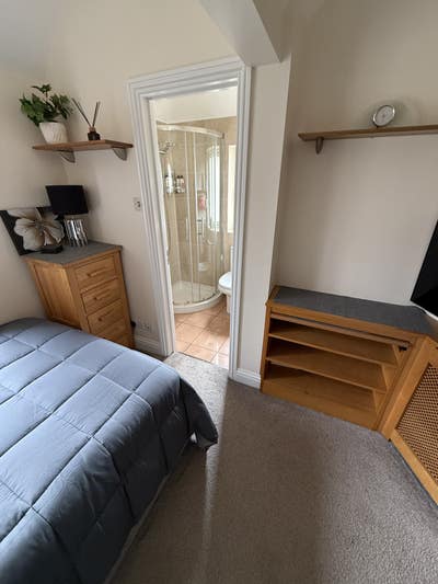 Lovely Double room Ensuite  Main Photo
