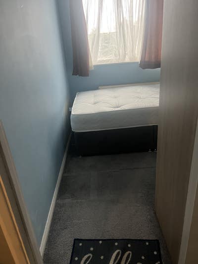 Neat and tidy accommodation near road Main Photo
