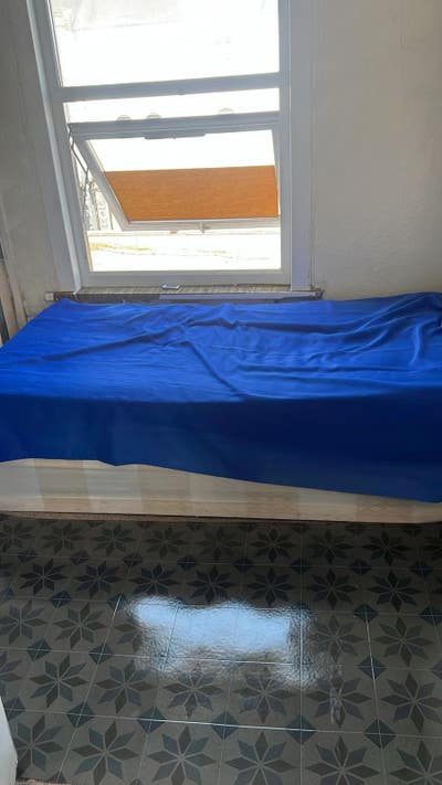 Nice size room available asap Main Photo