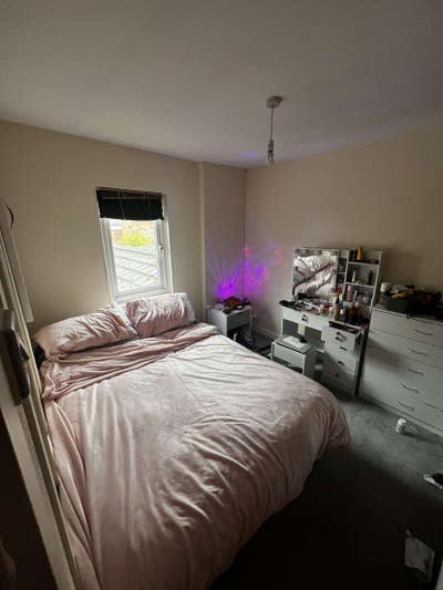 Room available in 2bed house in central location Main Photo
