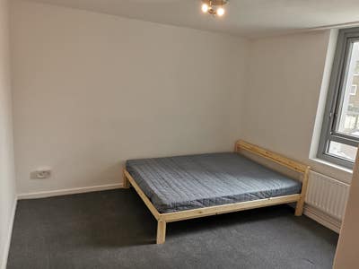 Large Double Room – Ideal for Couples or Students Main Photo